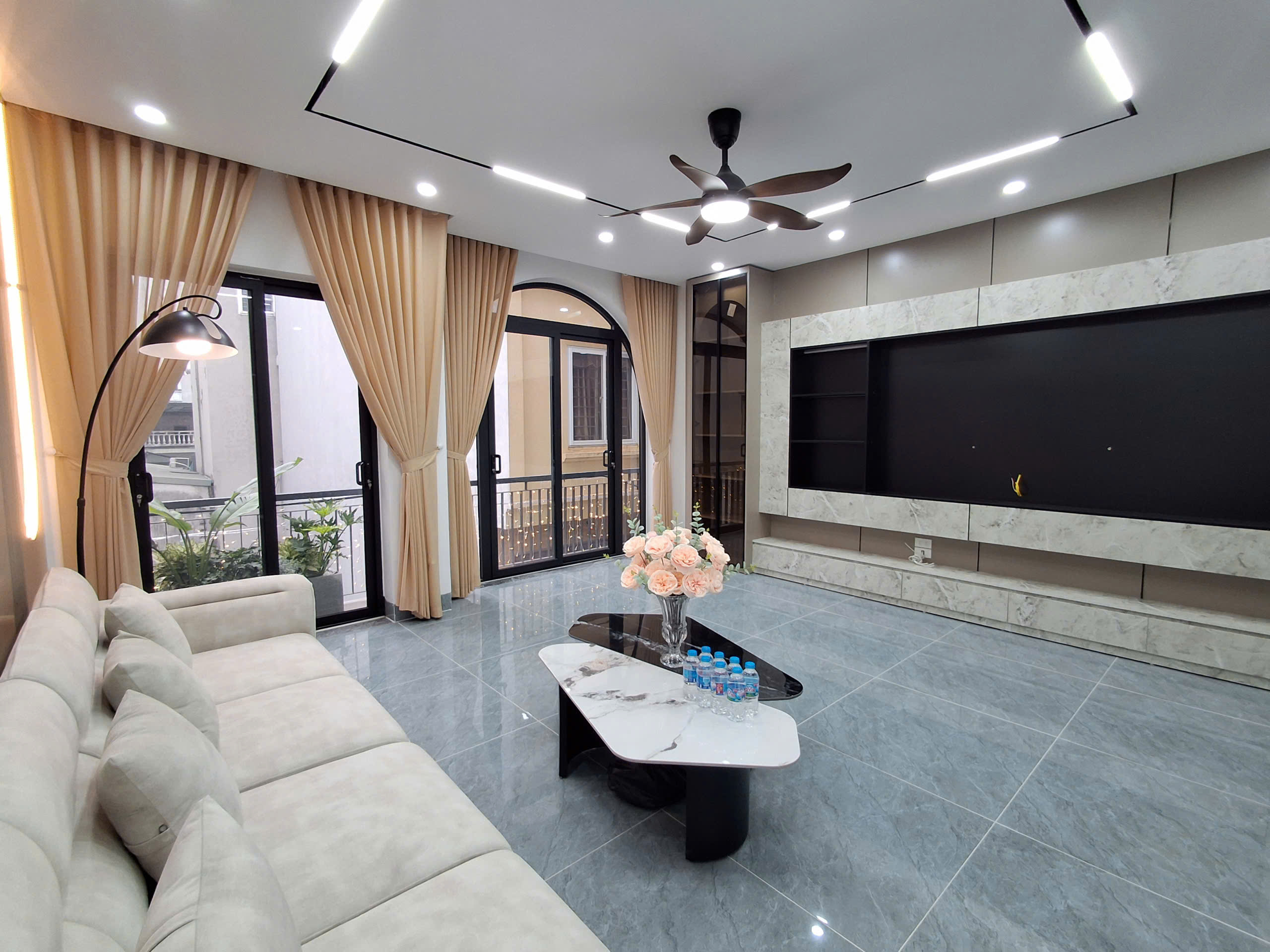 Bán nhà trung tâm Thạch Bàn, Long Biên diện tích 46m2, 6 tầng, gara ô tô, thang máy, 10m ra ô tô tránh