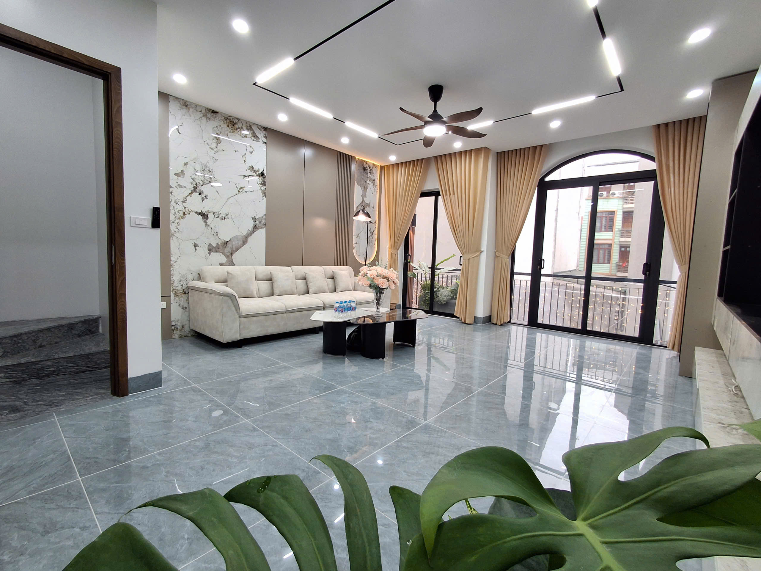 Bán nhà trung tâm Thạch Bàn, Long Biên diện tích 46m2, 6 tầng, gara ô tô, thang máy, 10m ra ô tô tránh