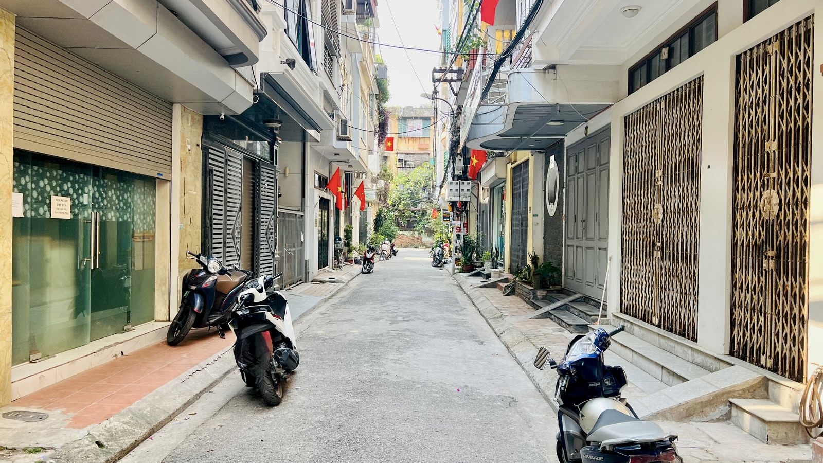 Bán nhà Hoàng Quốc Việt 60m², mặt tiền 5m, ngõ ô tô tránh, phân lô vỉa hè, giá 29.5 tỷ