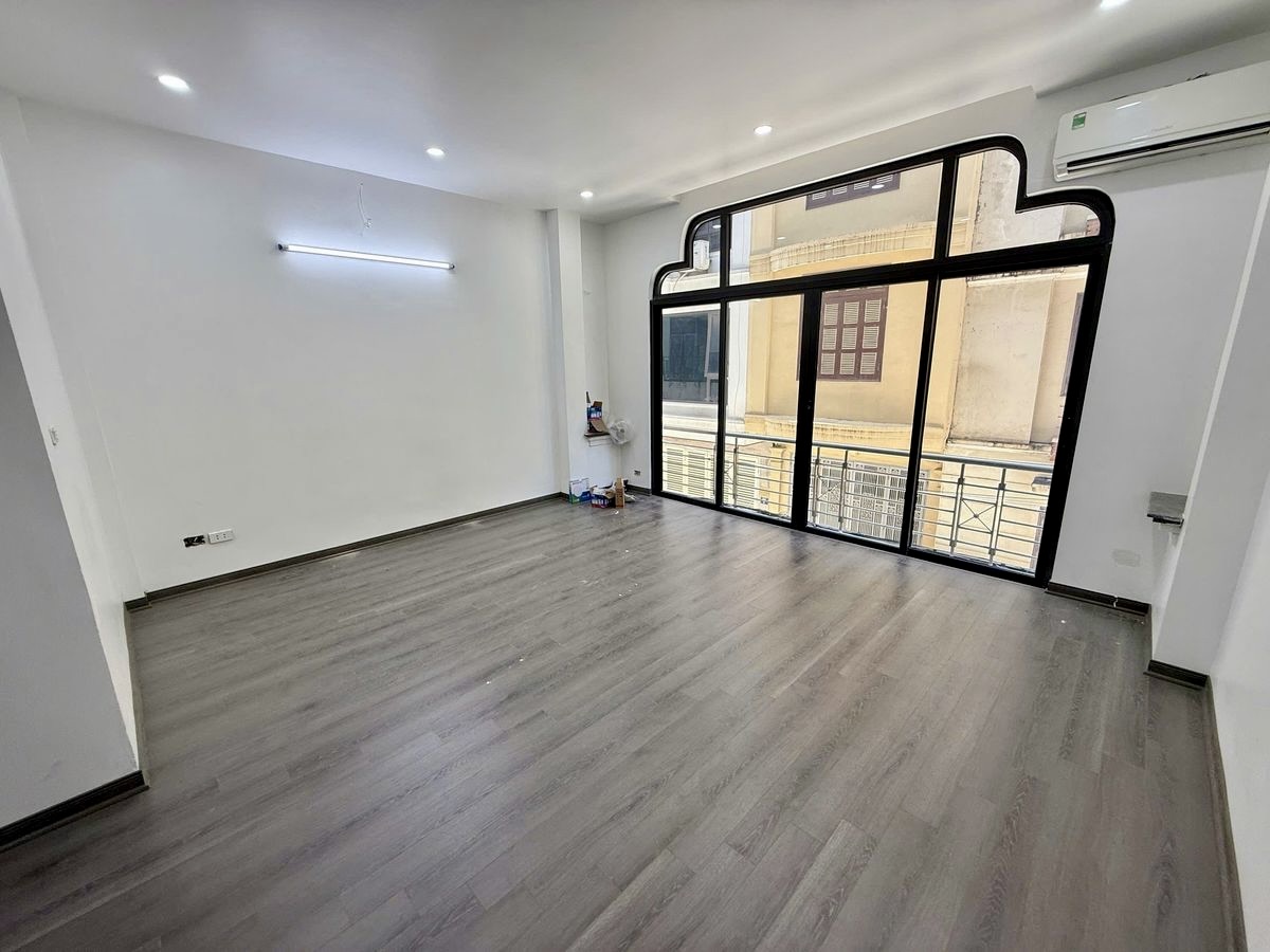 Bán nhà 8 tầng thang máy Hoàng Quốc Việt 52m², mặt tiền 5m, ô tô tránh, phù hợp cho thuê – 29 tỷ