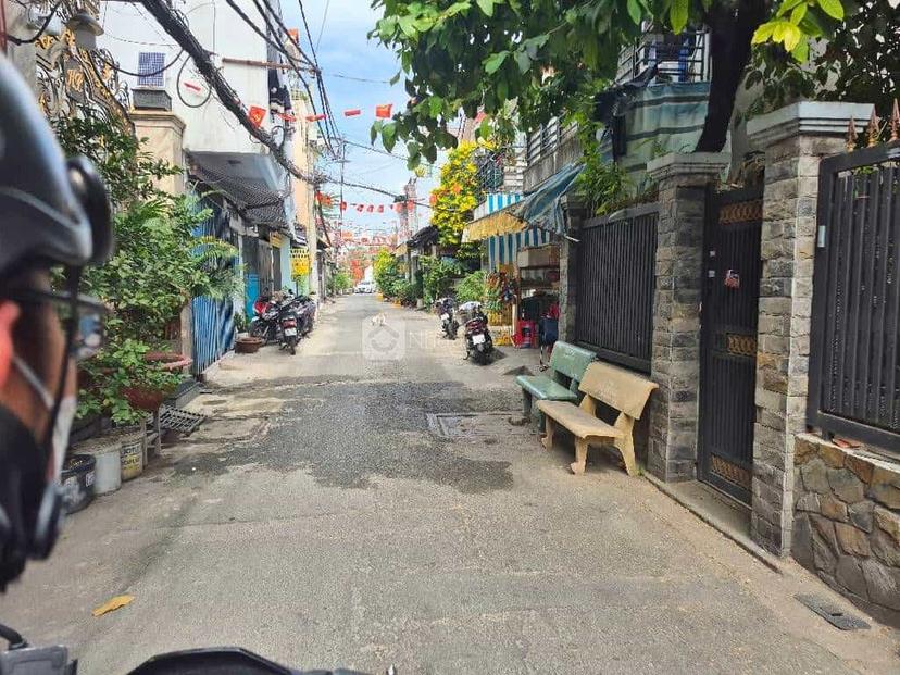 Nhà hẻm sân trước nhà rộng đẹp, thông tứ tung ra chợ Tân Trụ