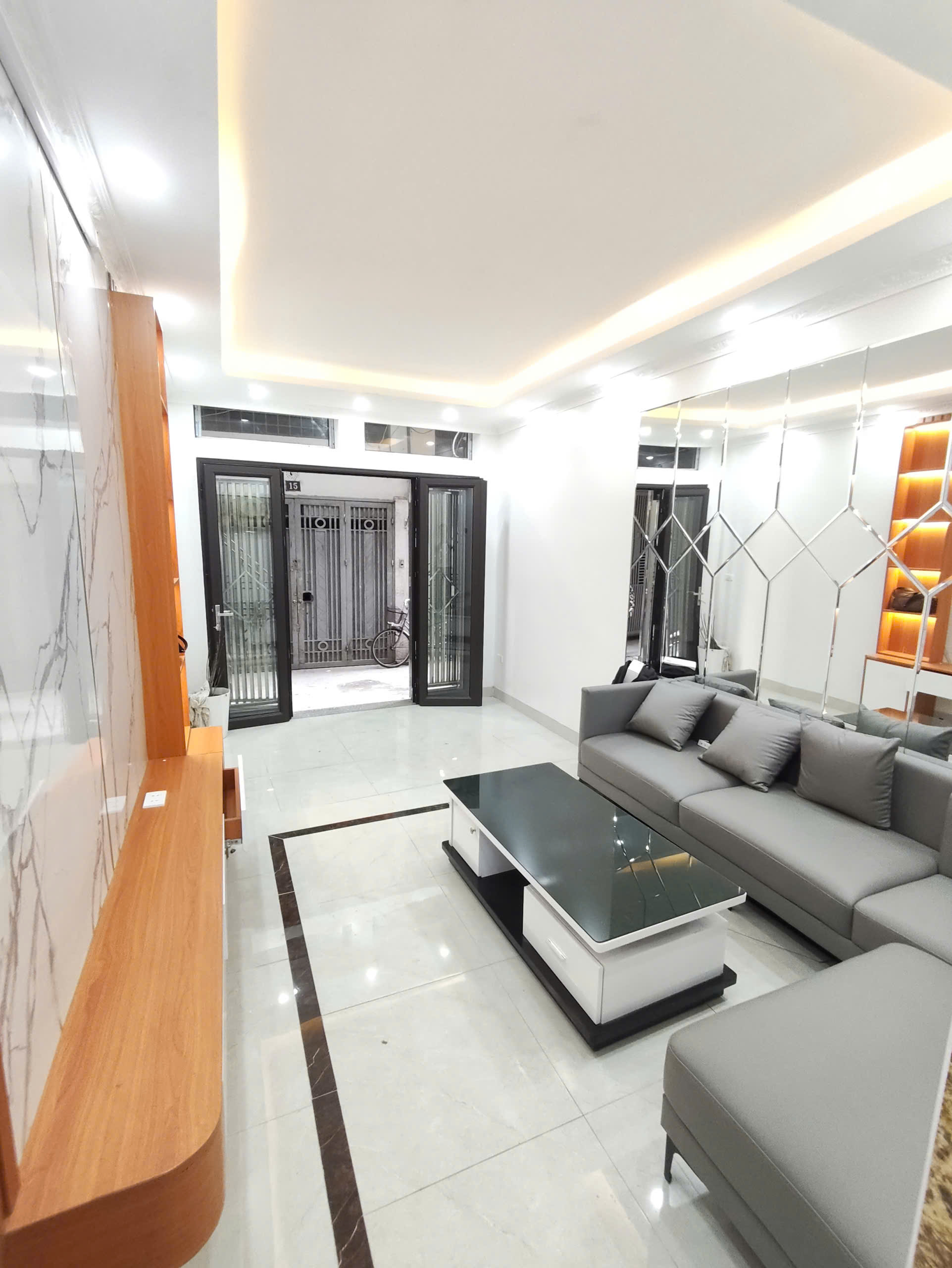 Nhà mới tinh, khung cột bê tông, chắc chắn, 5 tầng, 6 ngủ