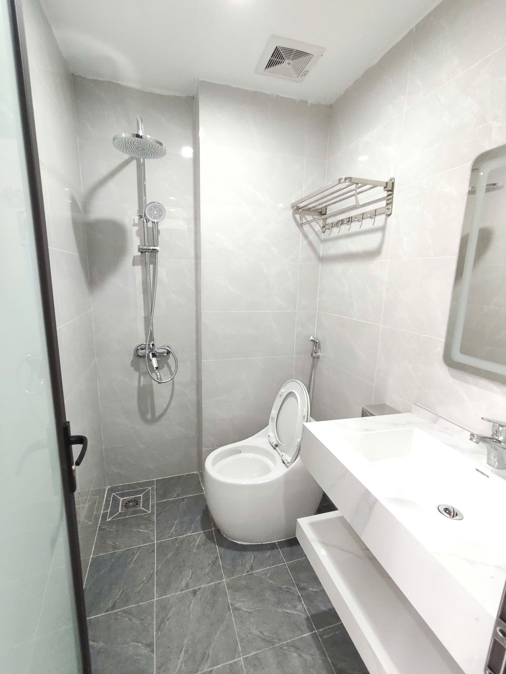 Nhà mới tinh, khung cột bê tông, chắc chắn, 5 tầng, 6 ngủ