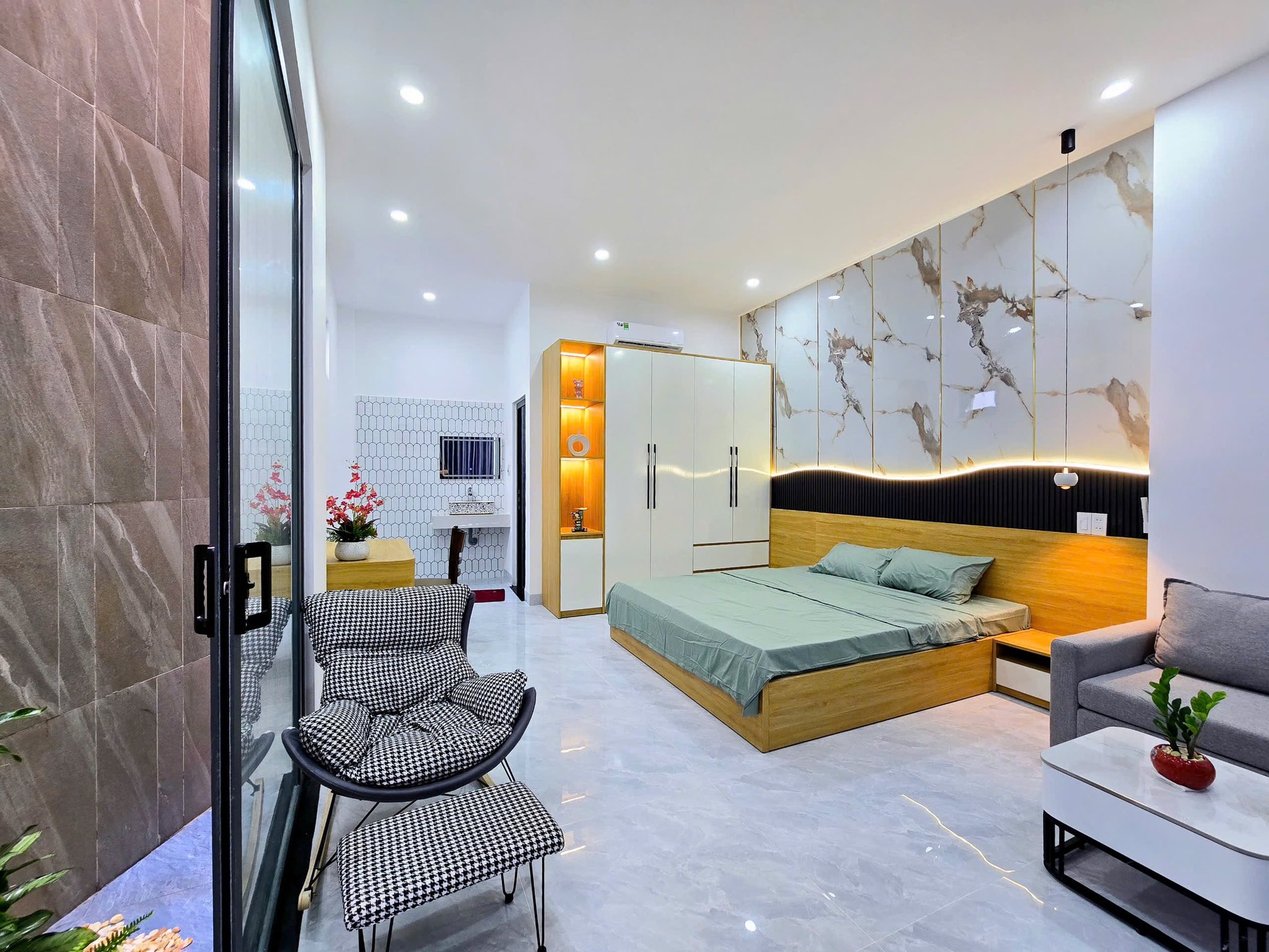 Nhà 3 tầng mới 100%, 2 mặt kiệt ô tô Hoàng Văn Thái