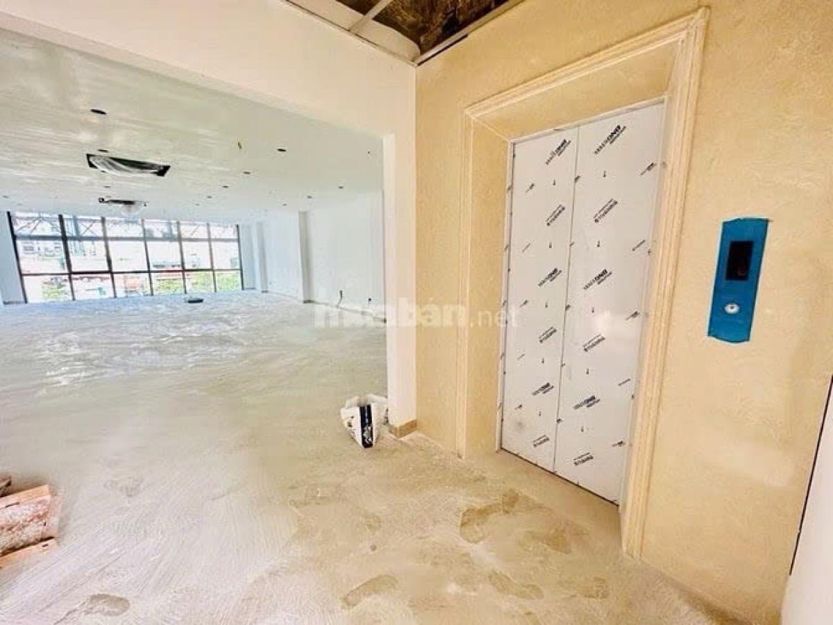 Bán tòa nhà mặt đường Khuất Duy Tiến - 150m2 - 9 tầng - thang máy - lô góc