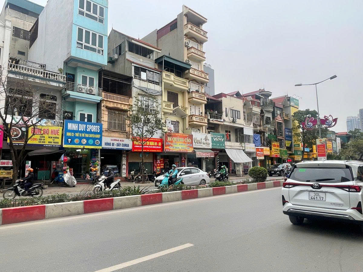 Bán nhà 3 tầng mặt phố Vạn Phúc, 65m2, mặt tiền 4,3m, vị trí đẹp, kinh doanh sầm uất, giá 26 tỷ