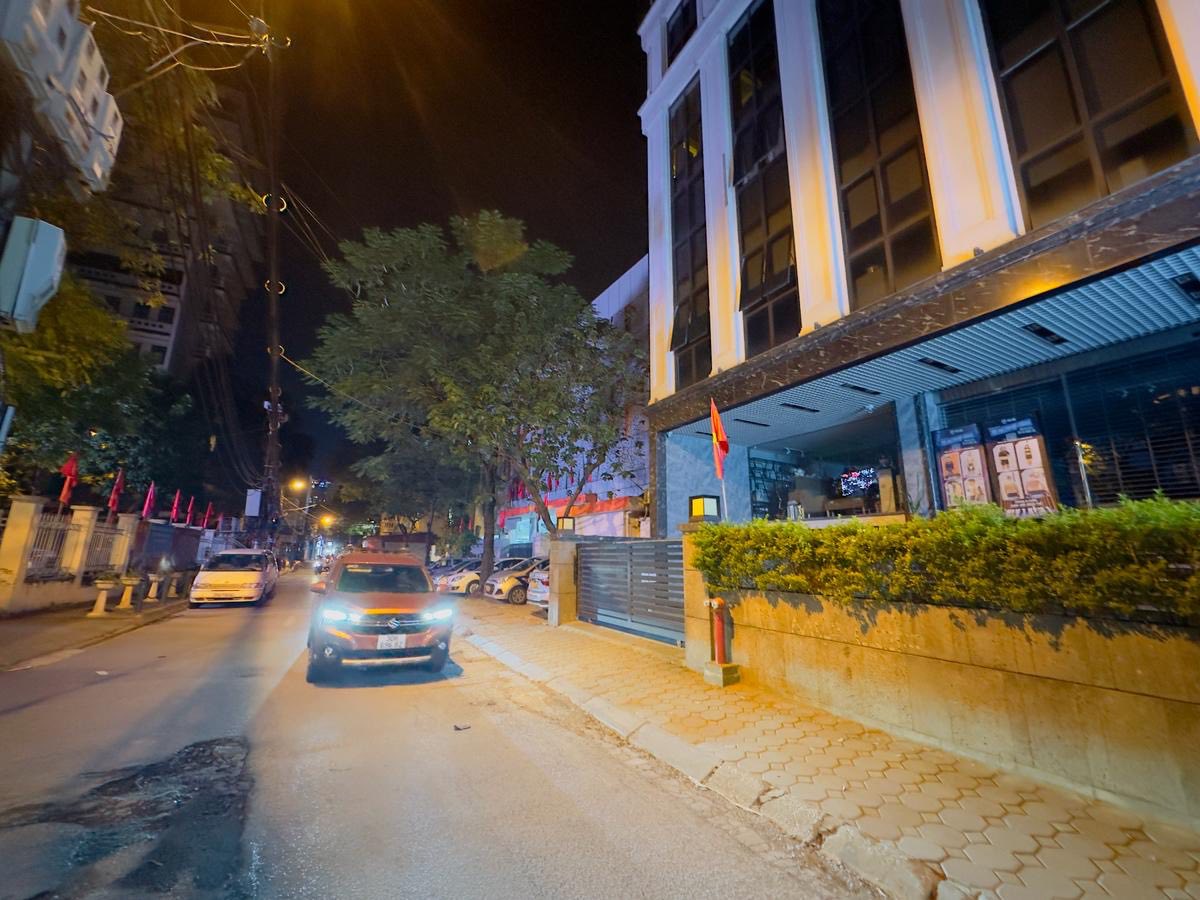 Bán tòa nhà mặt phố Võng Thị, Tây Hồ, 220m2 - 8 tầng, thang máy, mặt tiền 13m