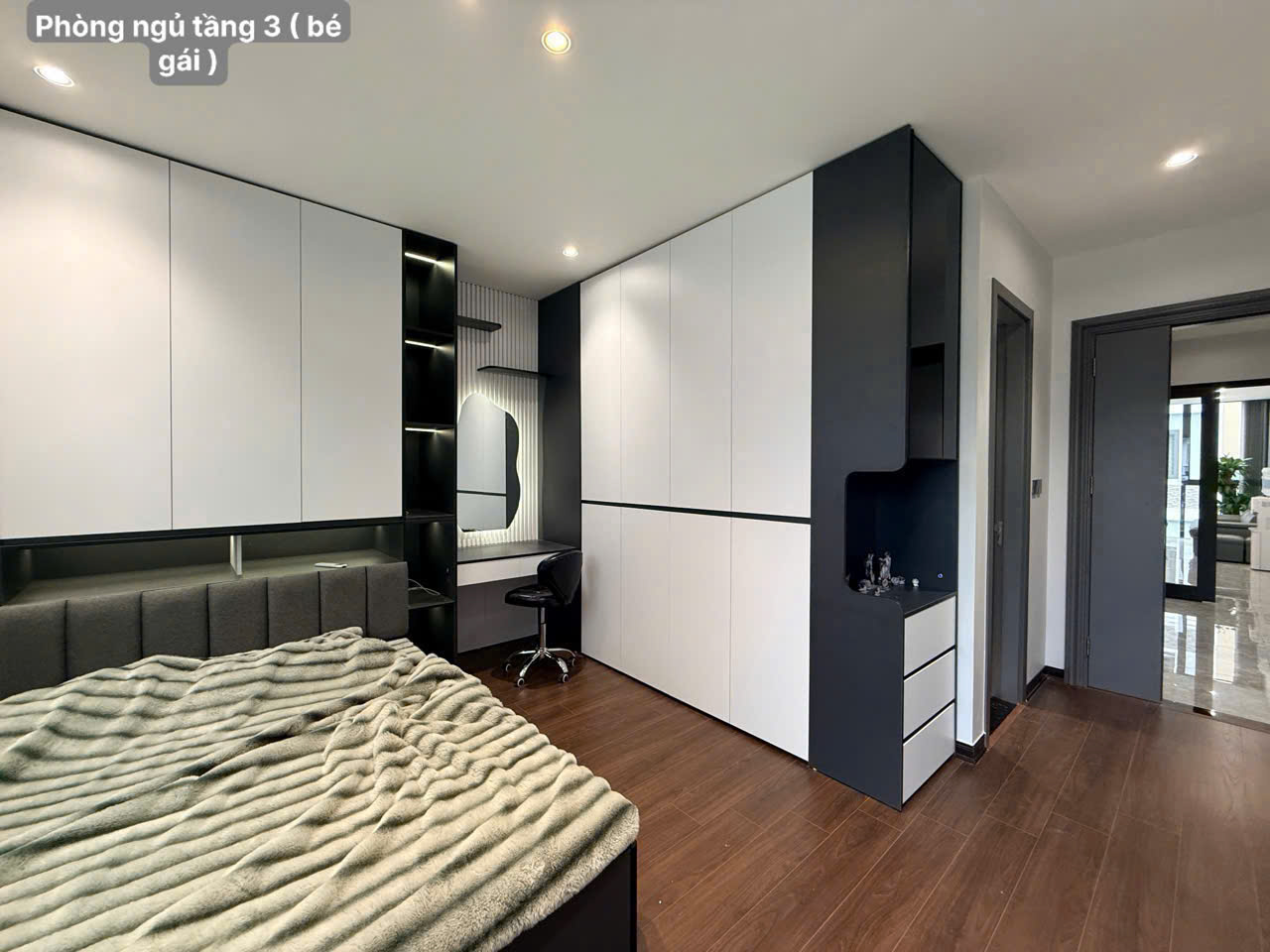 Nhà đep ở ngạy tại Cổ Linh, Thạch Bàn, diện tích 72m2, 8 tầng, 2 thoáng, 8 phòng ngủ, vỉa hè ô tô tránh, 24 tỷ