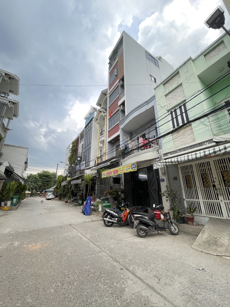 Bán gấp nhà 3 tầng, trong khu vực sầm uất, Aeon Mall Bình Tân, chợ, trường học các cấp, Bến xe Miền Tây