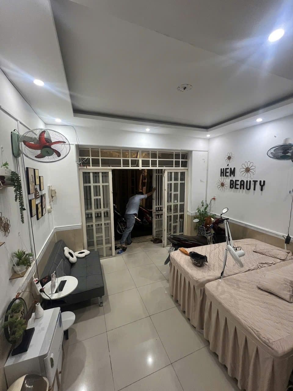 Nhà vuông vức, không lỗi phong thủy, hẻm nhựa 4m rộng rãi, xe hơi đậu trước cửa thoải mái