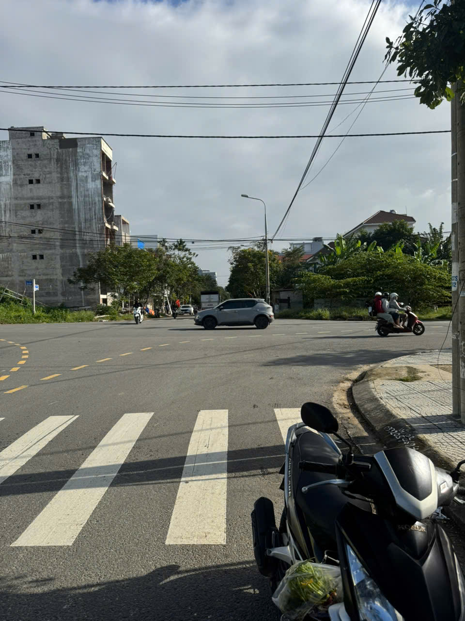 Đất rất đẹp, cạnh bãi tắm Sơn Thủy, tiện cho việc kinh doanh khách sạn, nhà hàng cao cấp