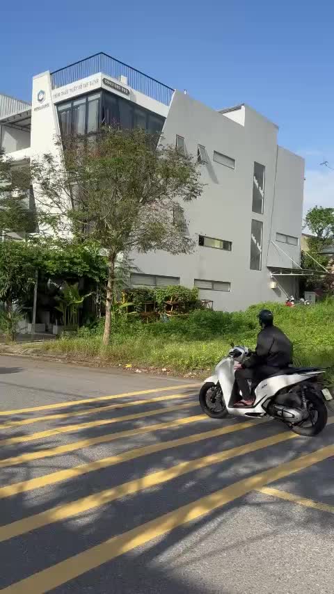 Đất rất đẹp, cạnh bãi tắm Sơn Thủy, tiện cho việc kinh doanh khách sạn, nhà hàng cao cấp