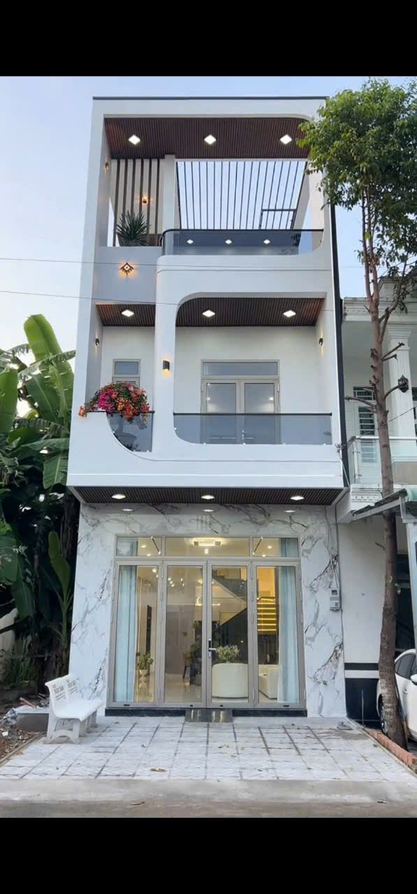 Bán gấp nhà 3 tầng, 4m x 30m Bình Dương, giá chỉ 2,95 tỷ, hỗ trợ vay lên đến 70%