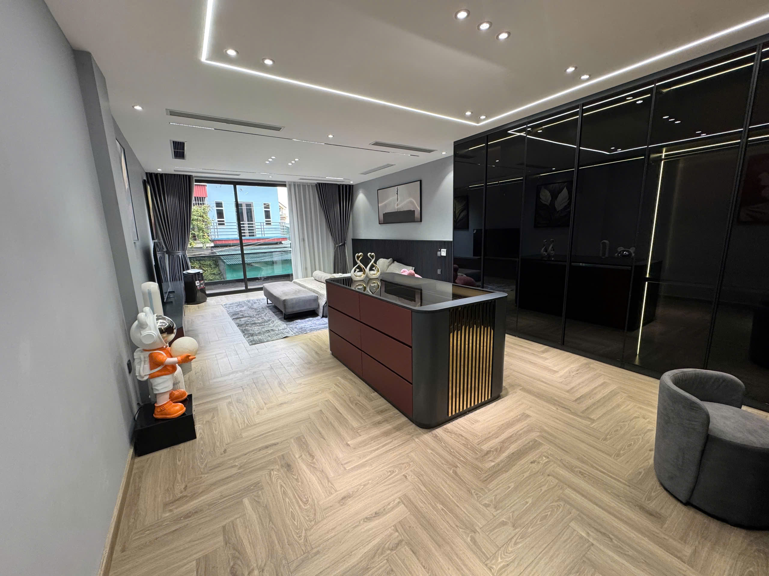 Bán nhà Thạch Bàn, Long Biên diện tích 90m2, 7 tầng, mặt tiền 5m, kinh doanh, ô tô tránh, thang máy, 26 tỷ