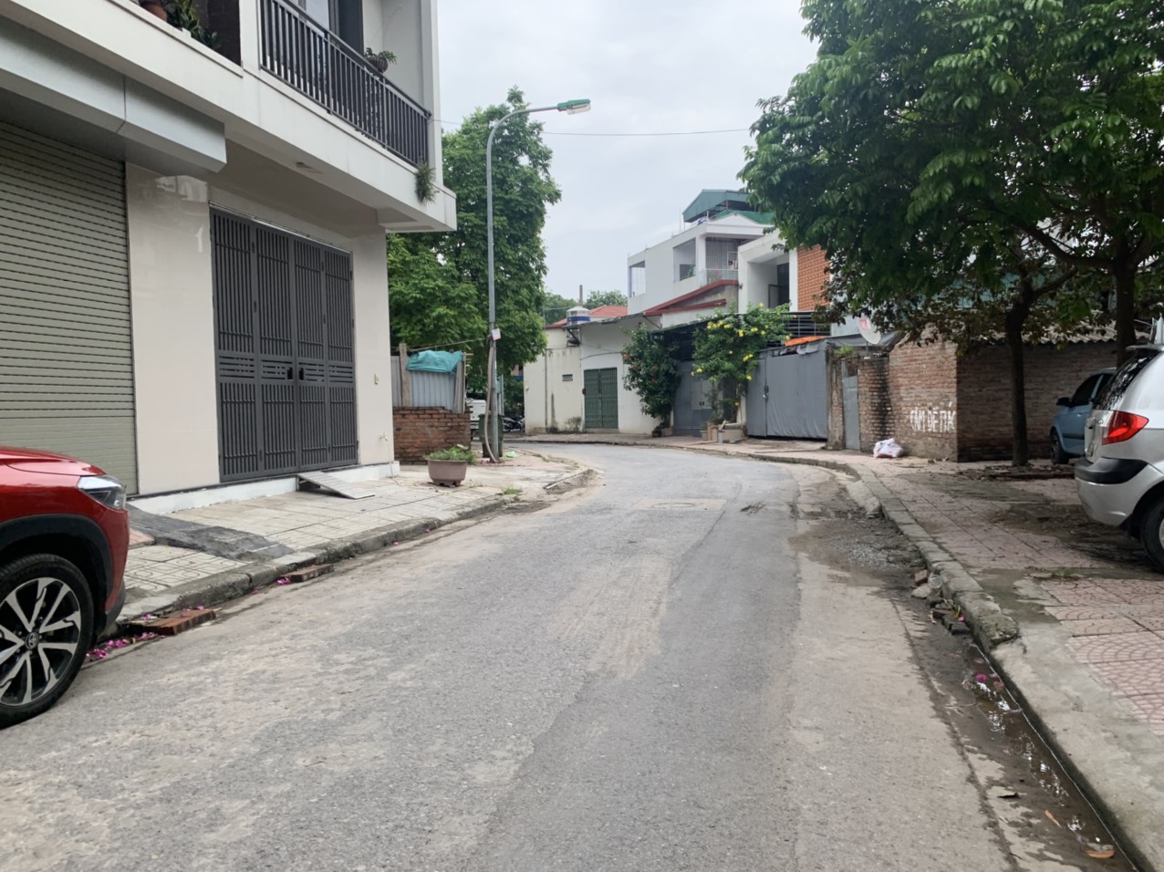 Bán nhà dân xây kiên cố, 91m2 thiết kế 3,5 tầng mới 99%, đường 13m gần hồ Đầm Tranh