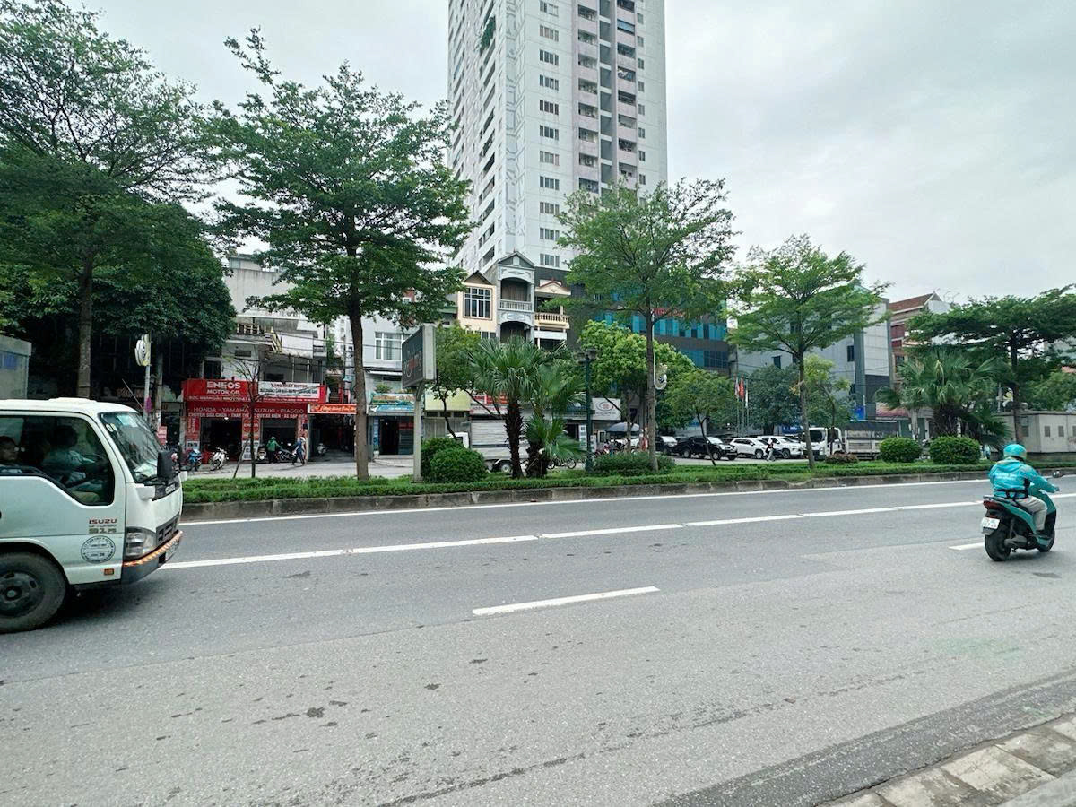 Bán gấp nhà 3 tầng mặt phố Lê Trọng Tấn, 171m2, mặt tiền rộng 9m, 2 thoáng trước sau, vị trí vip, kinh doanh sầm uất