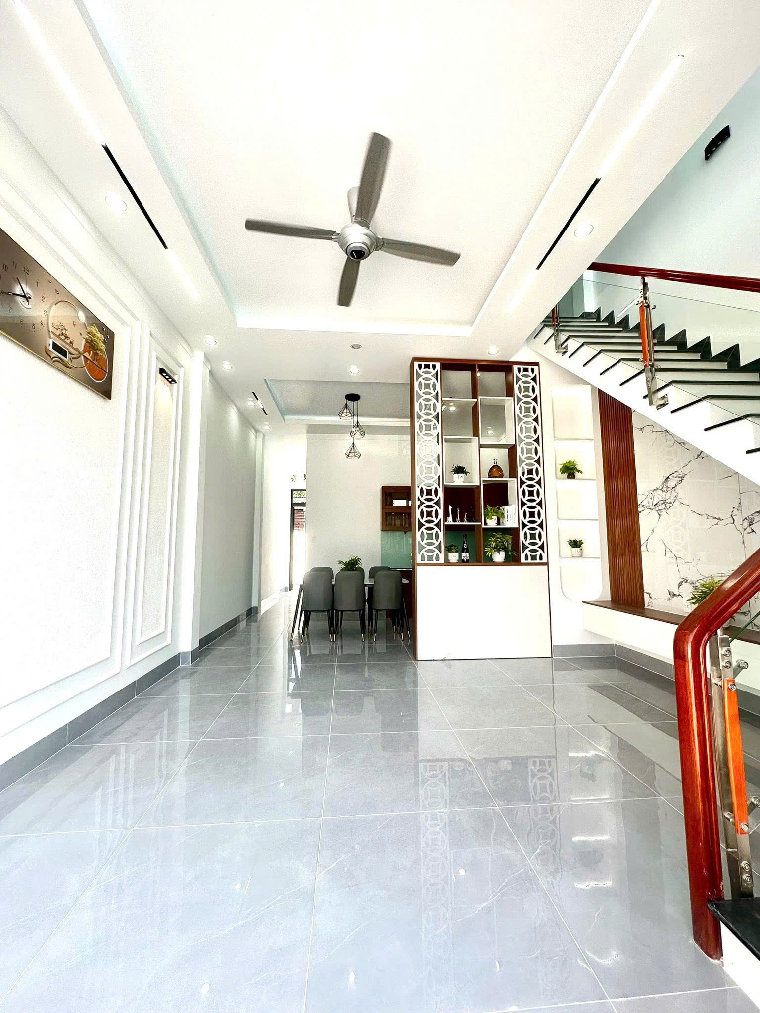 Nhà trệt lầu Thủ Dầu Một, đường xe hơi thông, 3 phòng ngủ, chỉ 2.49 tỷ, sổ hồng riêng