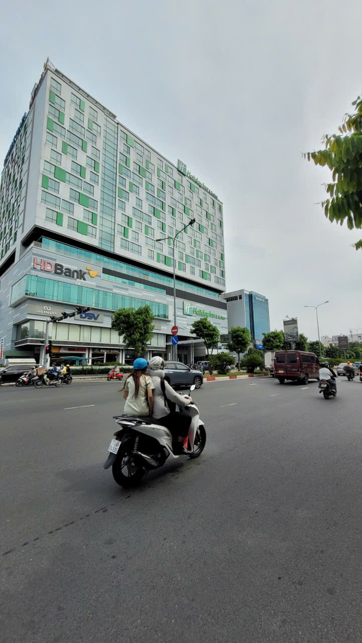 Bán nhà mặt tiền Cộng Hòa, phường 4, Tân Bình diện tích 120m2, giá bán 28 tỷ