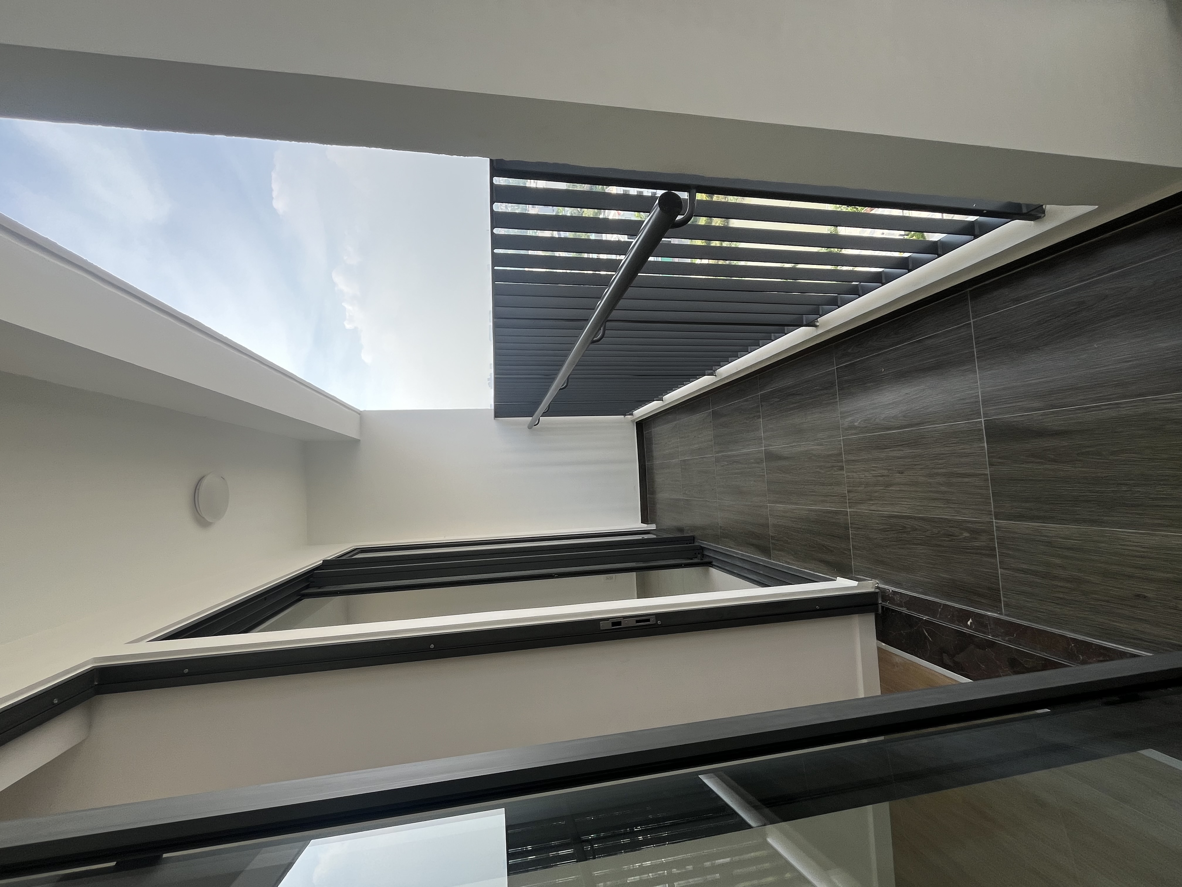 Bán căn hộ 65m2, nhà mới, dọn vào ở ngay, ngay mặt lộ Vành đai 3 đang hoàn thiện