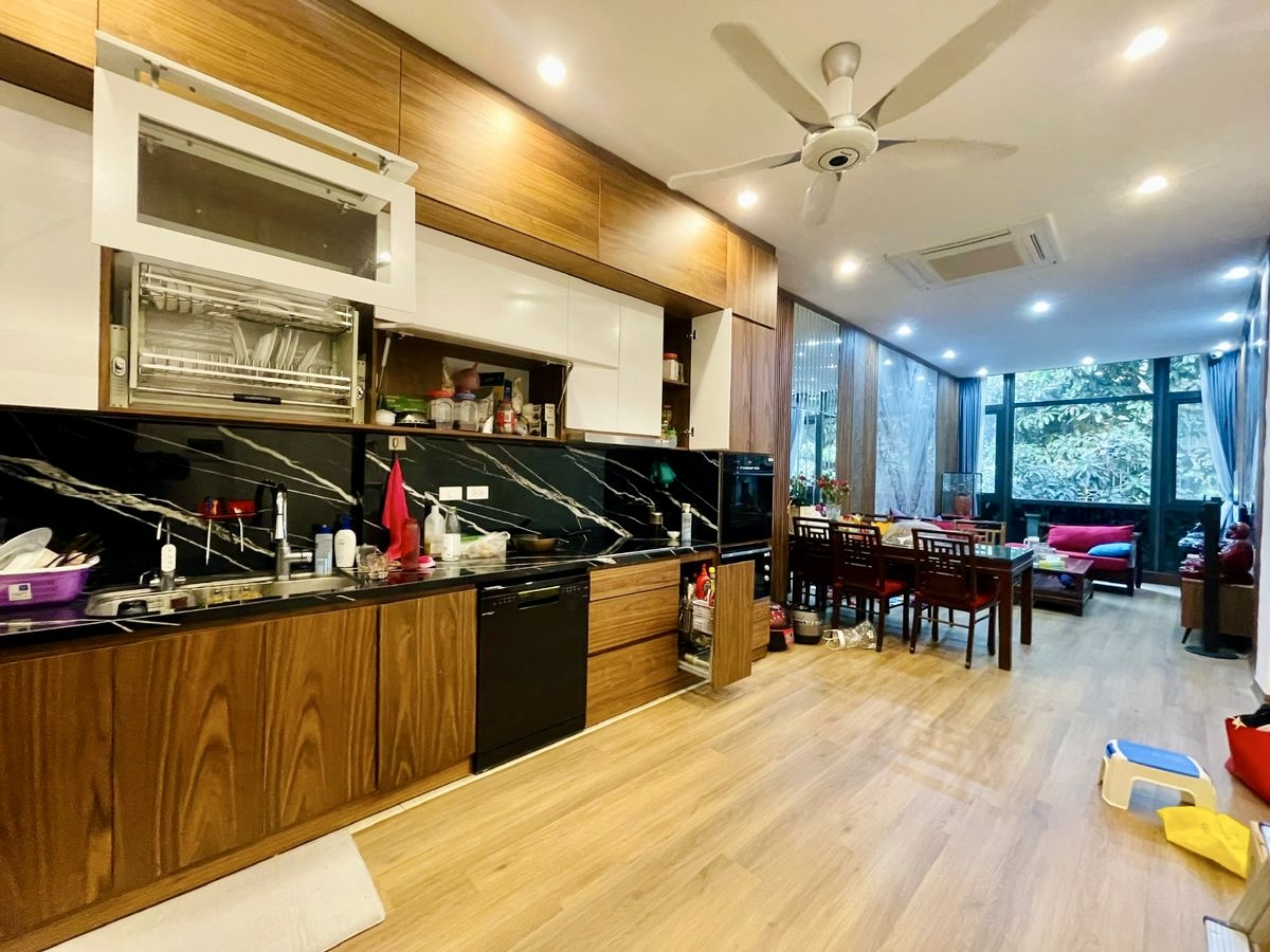 Bán nhà Trung Hoà, Cầu Giấy, phân lô vỉa hè, 5 tầng thang máy, ô tô tránh, kinh doanh tốt