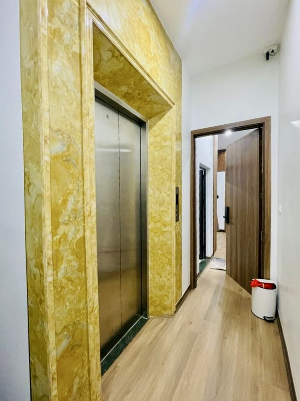 Bán nhà Trung Hoà, Cầu Giấy, phân lô vỉa hè, 5 tầng thang máy, ô tô tránh, kinh doanh tốt