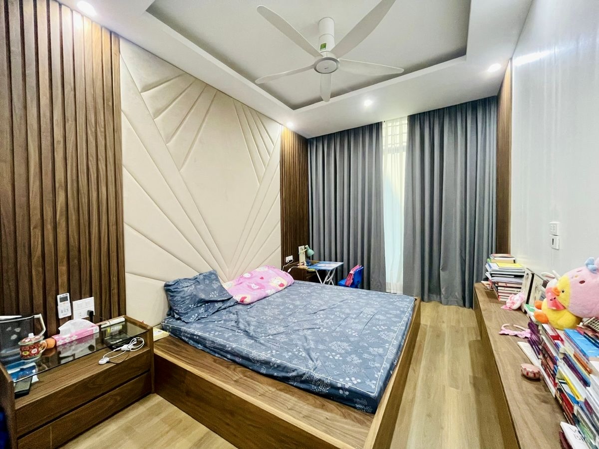 Bán nhà Trung Hoà, Cầu Giấy, phân lô vỉa hè, 5 tầng thang máy, ô tô tránh, kinh doanh tốt