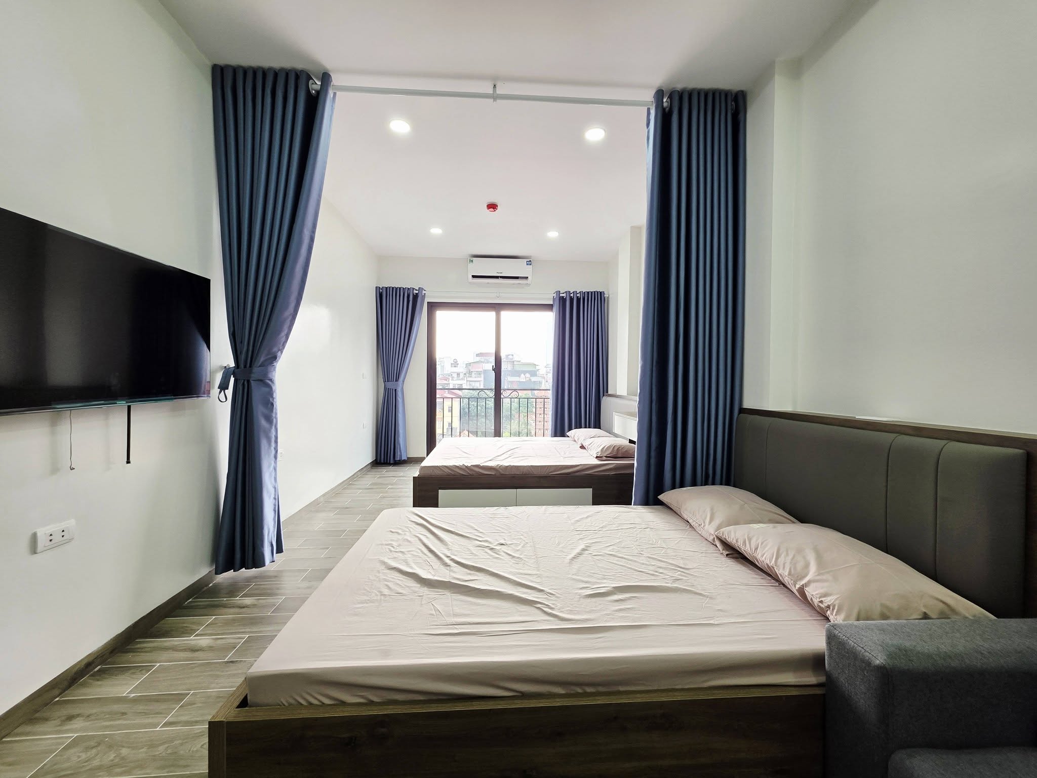 Bán tòa nhà căn hộ dịch vụ đường Nguyễn Khang, 185m2 - 7 tầng - thang máy - 35 phòng khép kín