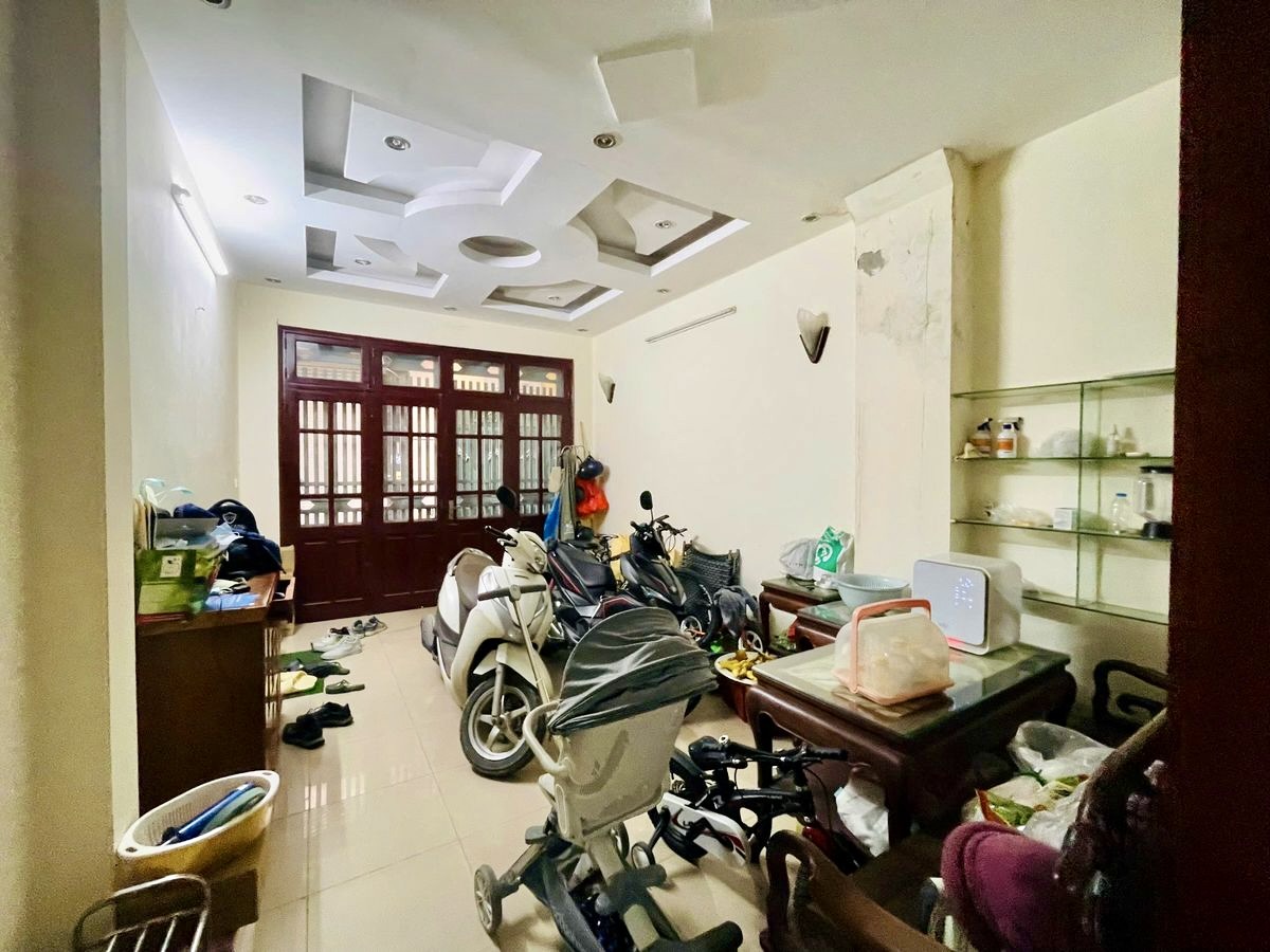 Bán nhà Nguyễn Đình Hoàn, Cầu Giấy, 45m2 x 5 tầng, 6 ngủ, 2 thoáng, ngõ nông, giá 13.99 tỷ