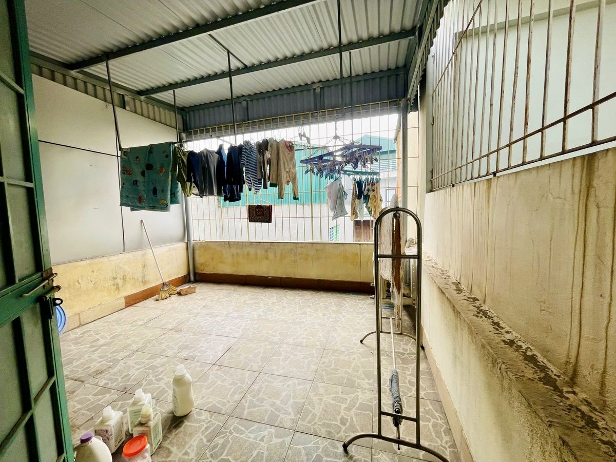 Bán nhà Nguyễn Đình Hoàn, Cầu Giấy, 45m2 x 5 tầng, 6 ngủ, 2 thoáng, ngõ nông, giá 13.99 tỷ