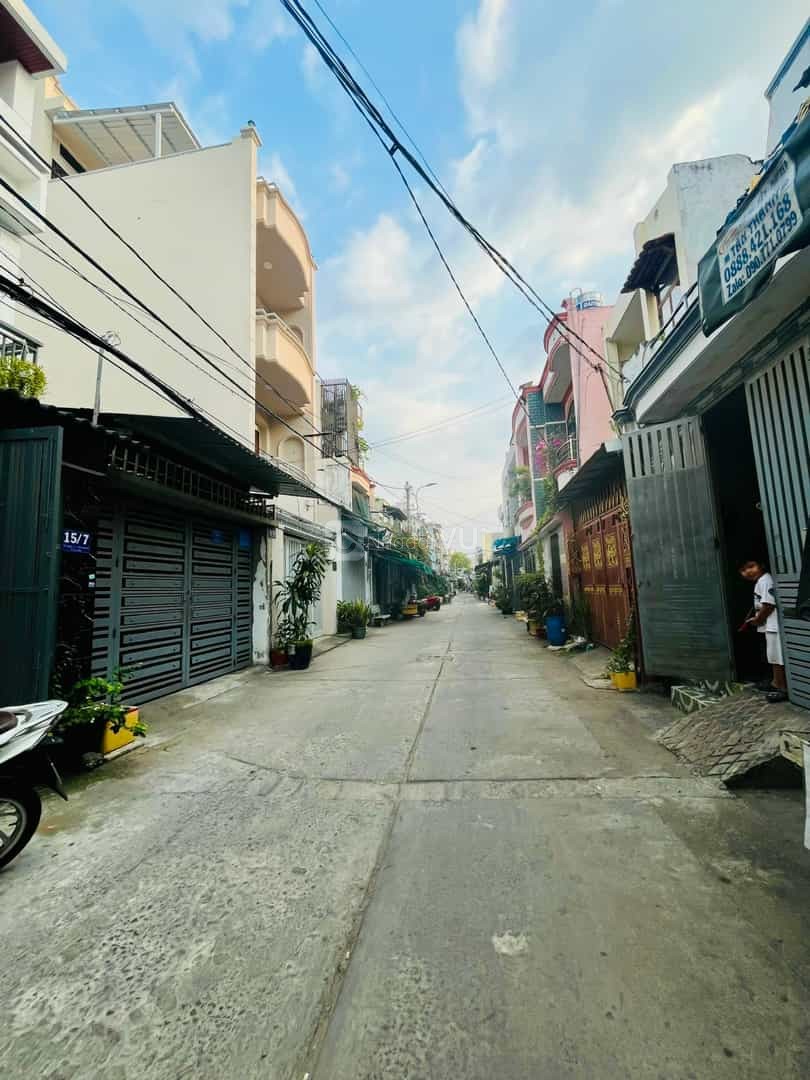 Gia đình hiện đang sinh sống tại căn nhà trên đường Gò Xoài, khu Bình Hưng Hòa, quận Bình Tân