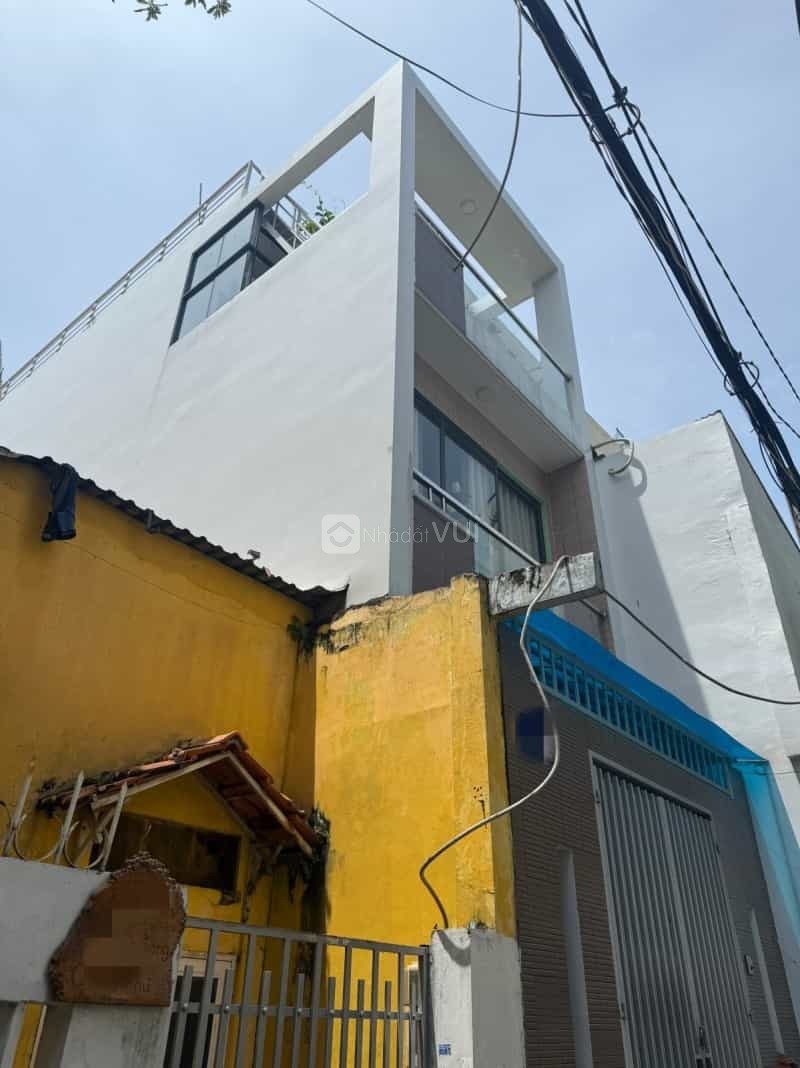 Nhà cấp 4 cũ tiện xây mới, khu nhà cao tầng thoáng mát, yên tĩnh, dân trí cao