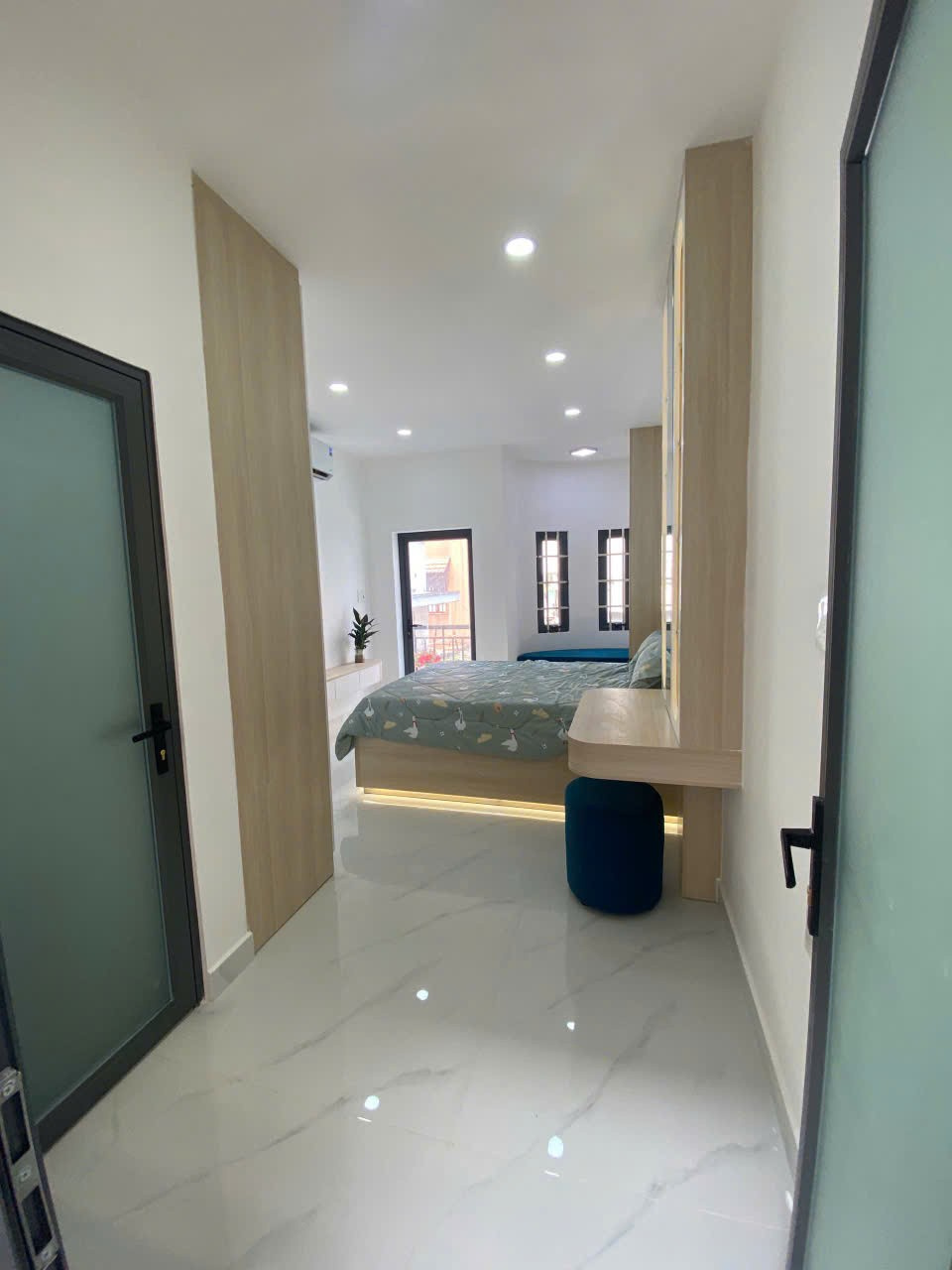 Xe hơi ngủ trong nhà - Trần Bình Trọng, Bình Thạnh, khu dân trí đồng bộ cao tầng