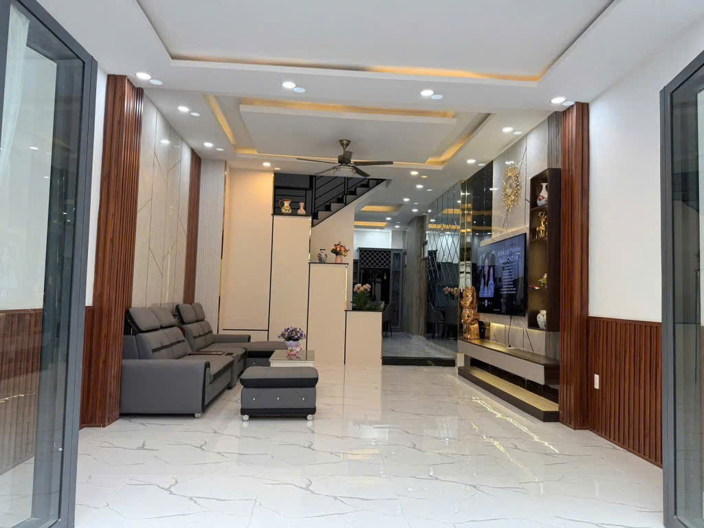 Bán nhà quận 7 sát mặt tiền Phú Thuận, ngang 5m, dài 14m, nhà 3 tầng, 4 phòng, chỉ 7 tỷ