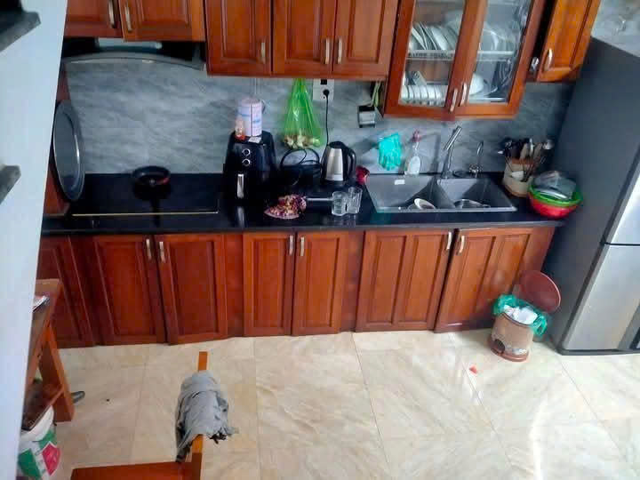 Bán gấp nhà đẹp 5 tầng mặt phố Hoàng Công, 50m2, mặt tiền 4m, vị trí đẹp, kinh doanh tốt, giá 18,5 tỷ