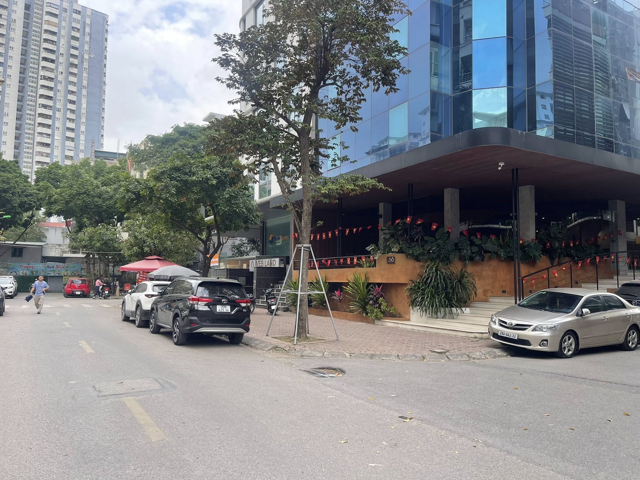 Bán tòa nhà căn hộ dịch vụ đường Lưu Hữu Phước - 195m2 - 9 tầng - thang máy