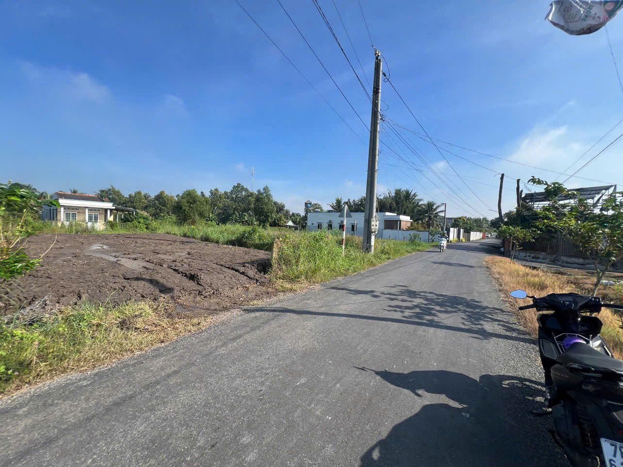 Lô thổ 105m2, mặt tiền Nguyễn Thị Lầu 6m gần Ngã 4 Lạc Tấn giáp ranh thành phố Tân An, xã Nhựt Tảo, tỉnh Tây Ninh