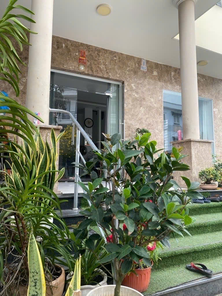 Bán nhà quận 7 cạnh Phú Mỹ Hưng 322m2 thổ cư ngang 10m, dài 30m, nhà 3 tầng, 4 phòng, chỉ 16 tỷ