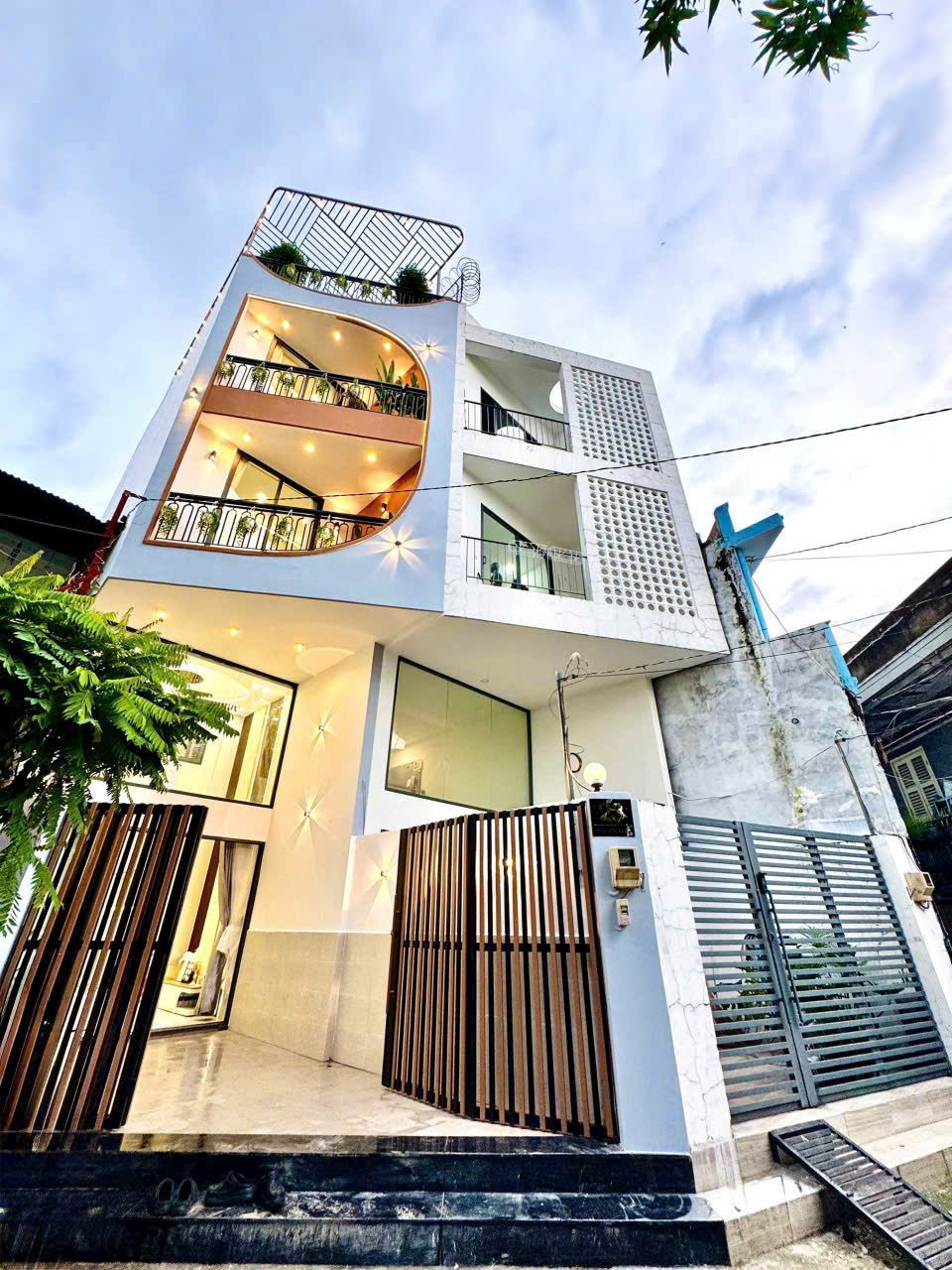 Bán nhà mặt tiền sát trục Phạm Văn Đồng qua Bình Thạnh 5 phút giá siêu hot cho diện tích 60m2