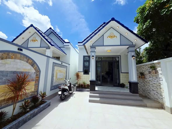 Bán căn biệt thự mặt tiền đường nhựa lộ Triền Đồng, phường Phú Tân, gía 2,45 tỷ