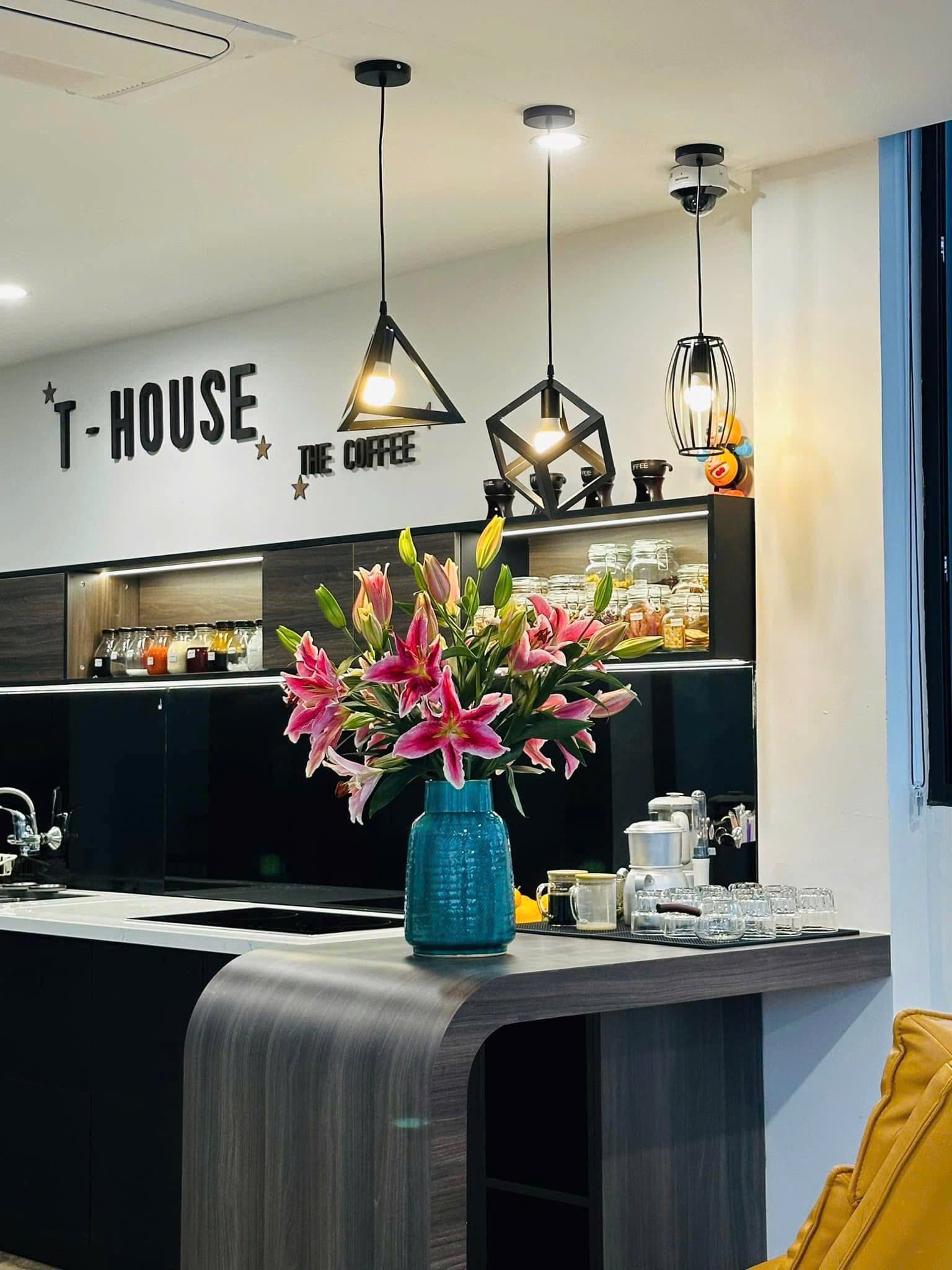 Bán nhà lk mặt phố Bạch Thái Bưởi, Văn Quán, 100m2 - 7 tầng - thang máy