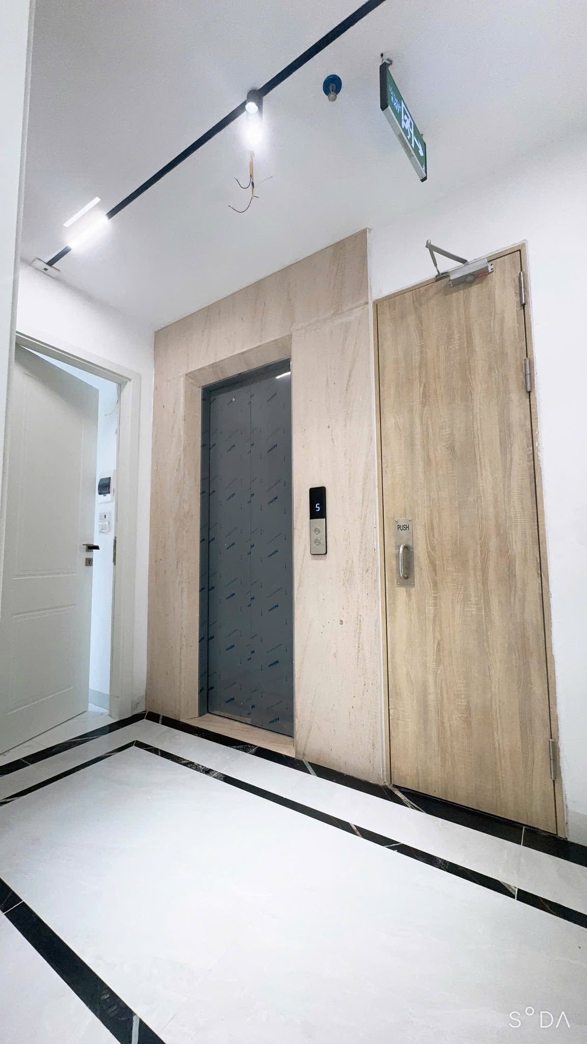 Bán tòa nhà căn hộ dịch vụ đường Hoàng Văn Thái, 110m2 - 8 tầng, thang máy, 13 phòng