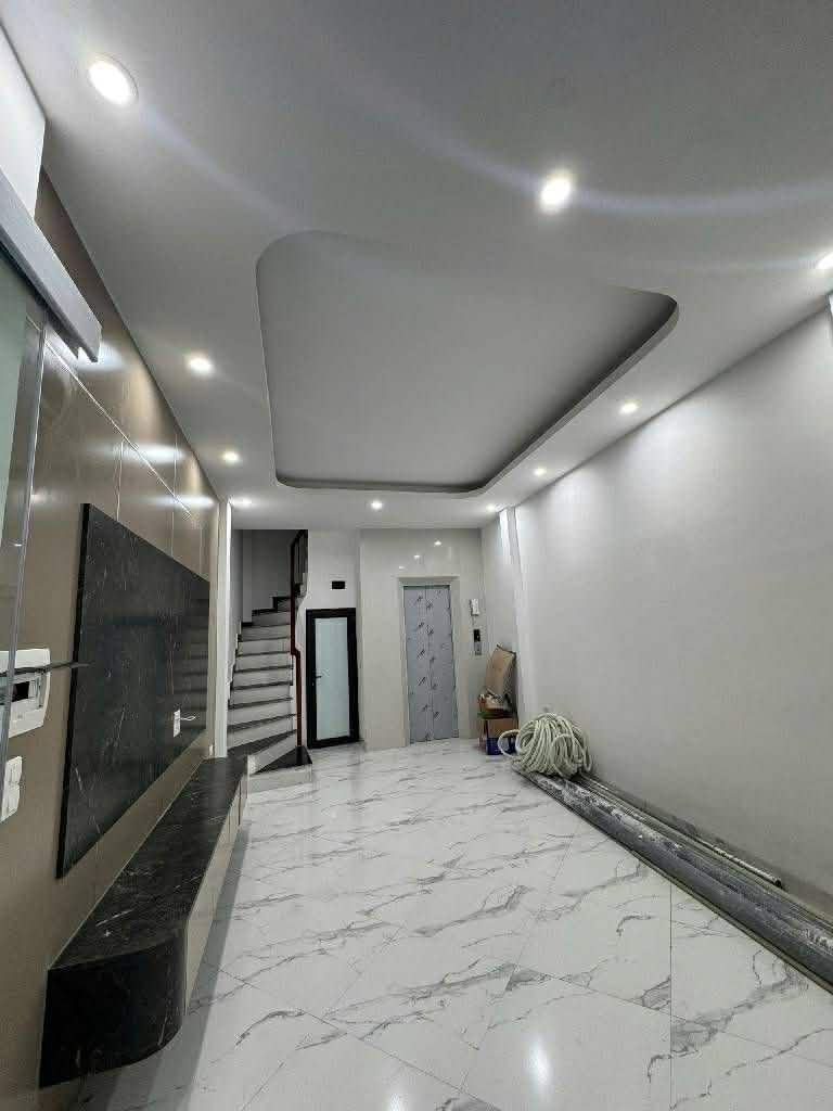 Bán nhà Vũ Ngọc Phan, 5 tầng thang máy, 20m ra ô tô tránh, ở cực sướng, 35m2, giá chào 7,9 tỷ