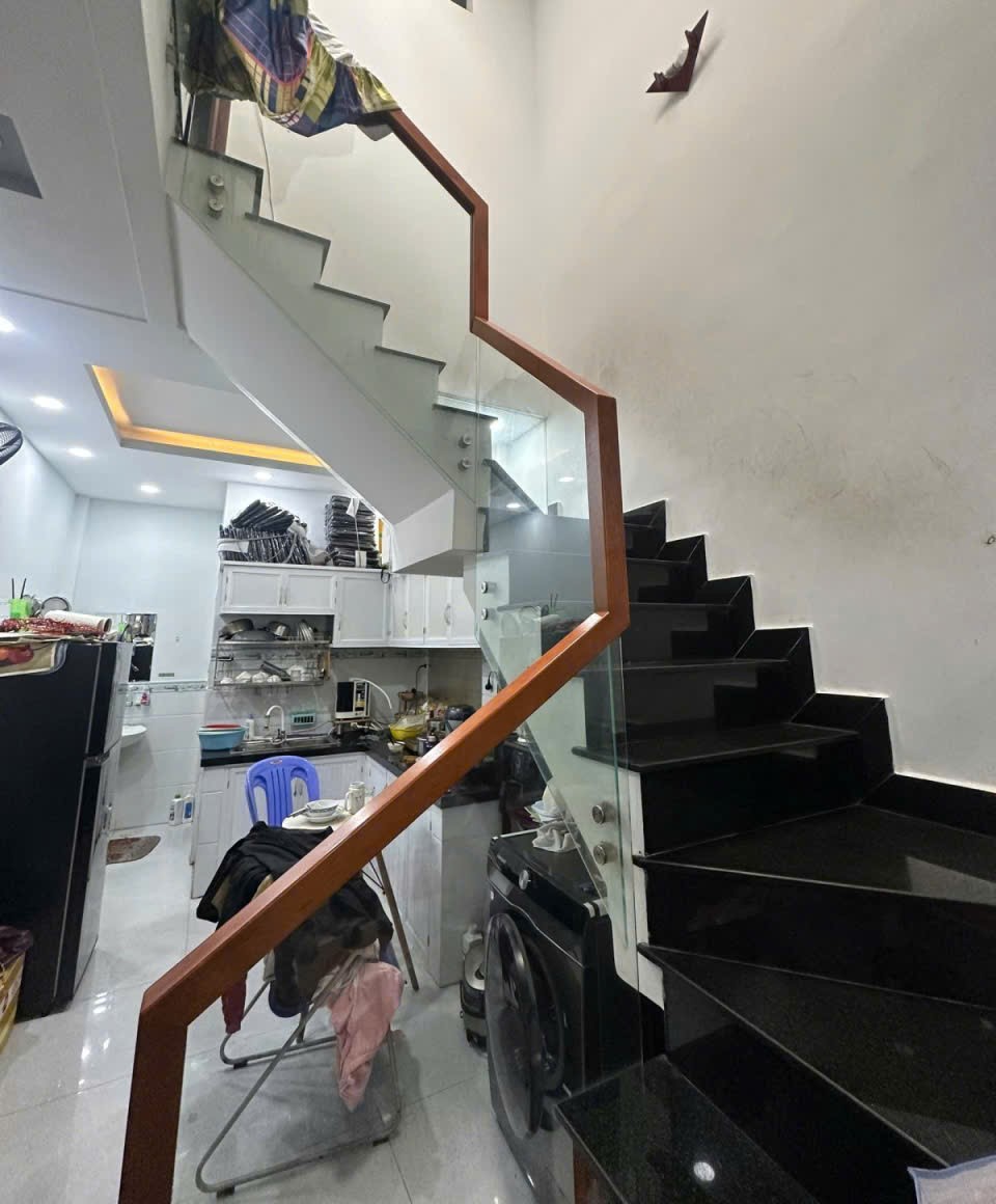 Nhà mới hẻm ô tô thông, gần Uỷ ban quận Tân Phú, giá 3,95 tỷ