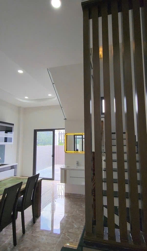 Nhà Tăng Nhơn Phú A, diện tích 75m2, giá 6,8 tỷ khu dân cư an ninh, 3 phòng ngủ