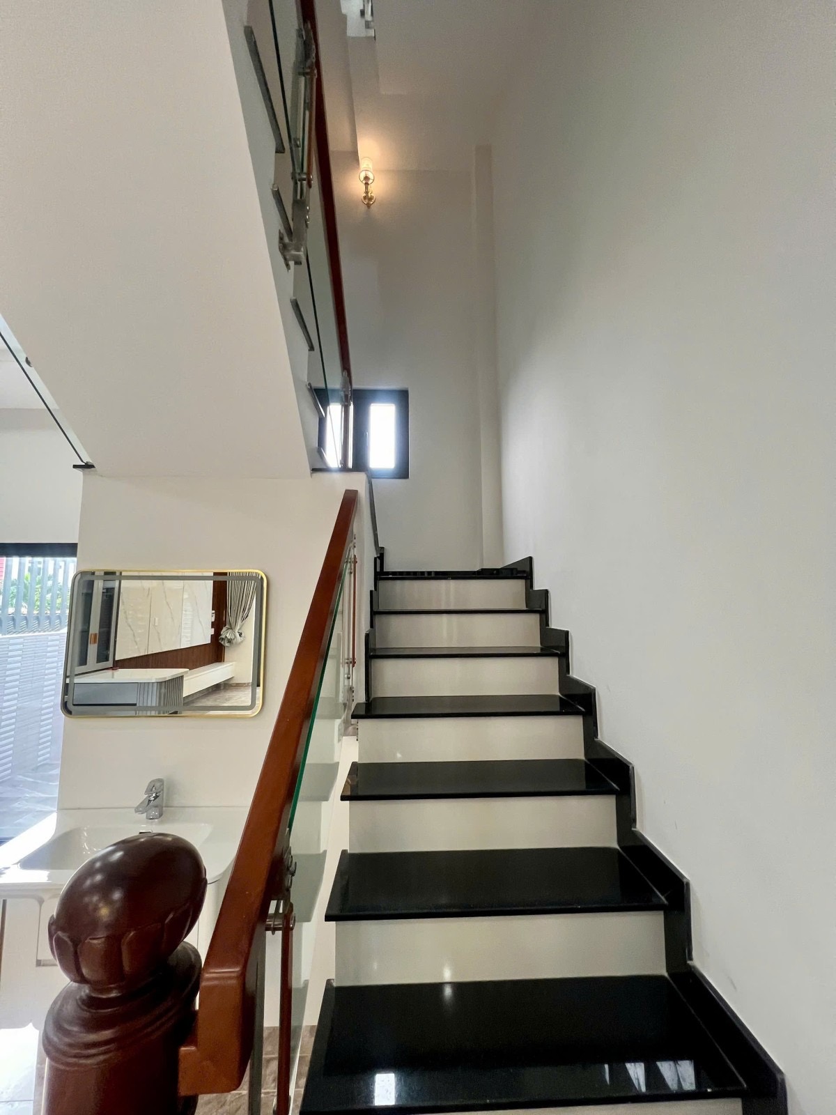 Nhà Tăng Nhơn Phú A, diện tích 75m2, giá 6,8 tỷ khu dân cư an ninh, 3 phòng ngủ