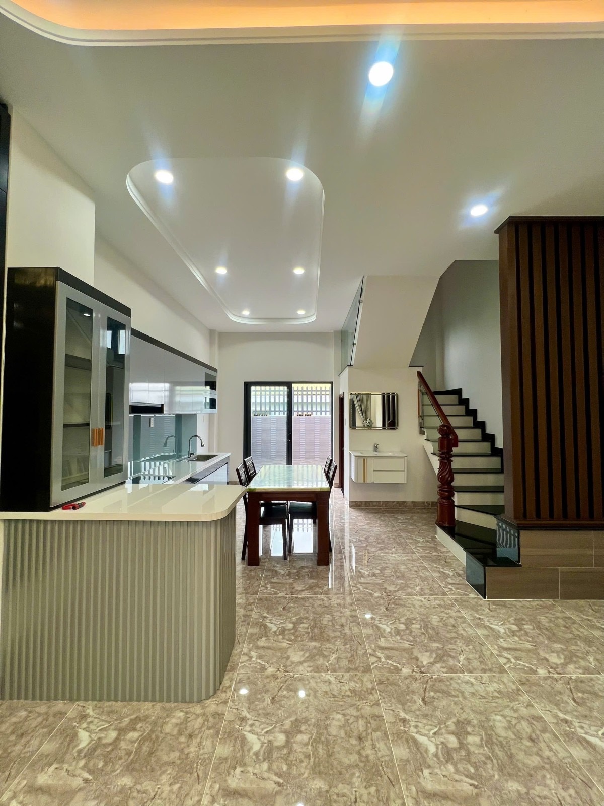 Nhà Tăng Nhơn Phú A, diện tích 75m2, giá 6,8 tỷ khu dân cư an ninh, 3 phòng ngủ