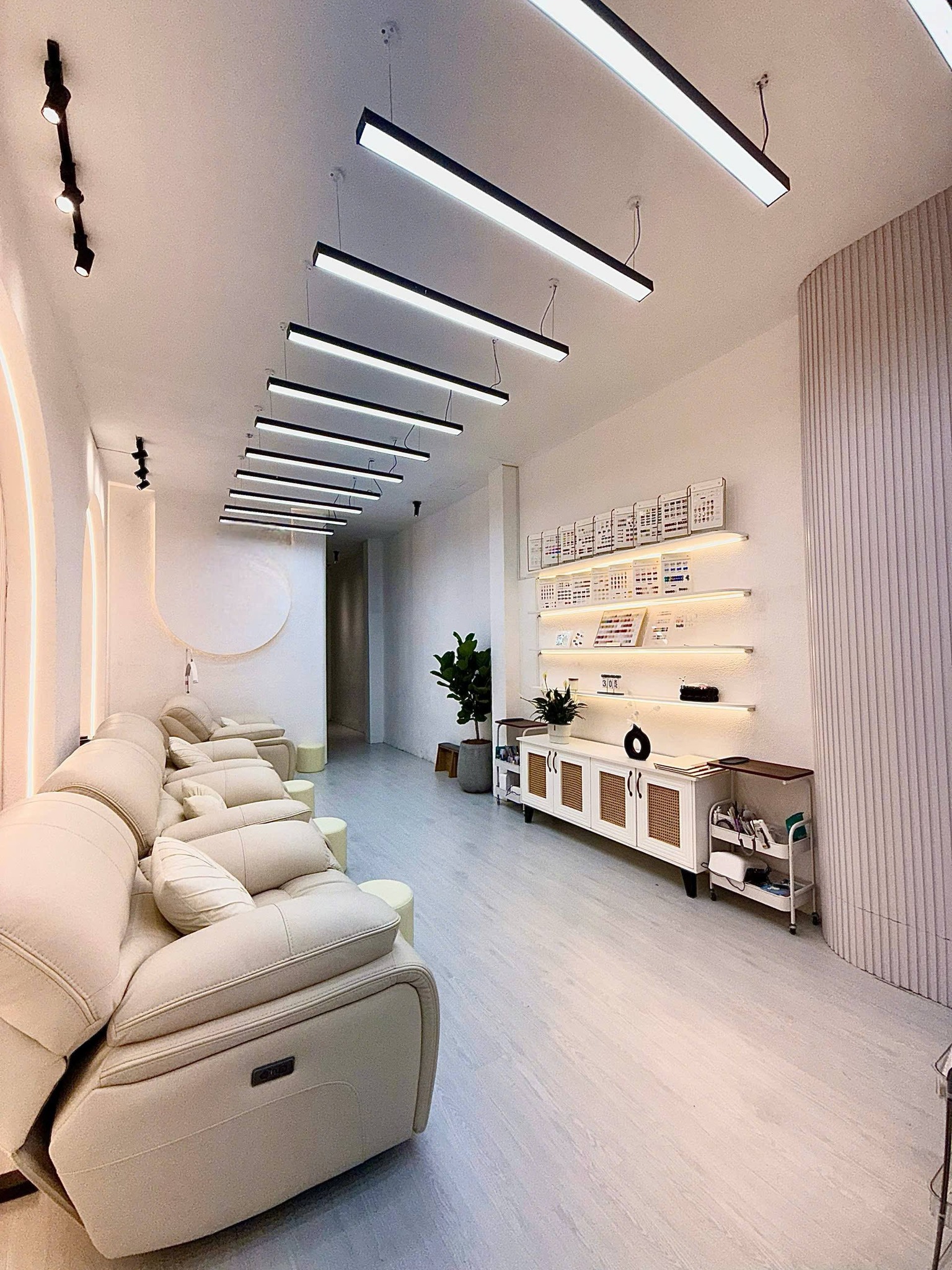 Sang nhượng toàn bộ tiệm Nails, mi, gội đầu, trung tâm quận 1