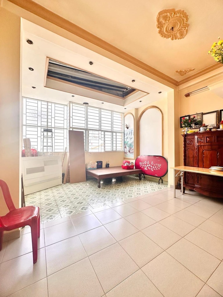 Nhà nằm ngay Cách Mạng Tháng Tám, gần Metro, đưa đón con đi học – đi làm rất tiện