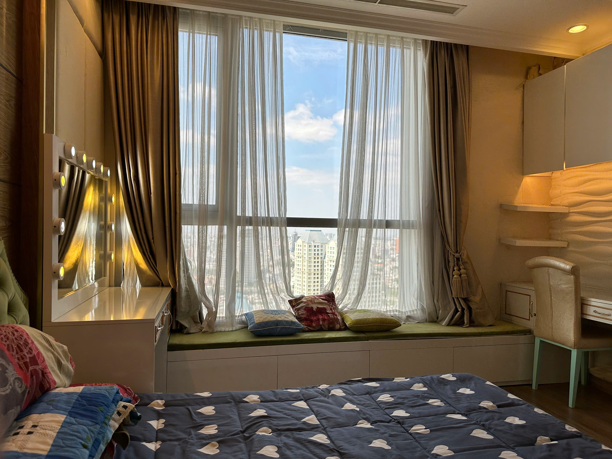 Bán căn hộ cách 3 bước chân đến Landmark 81, trong khu Vinhomes Central Park, Bình Thạnh