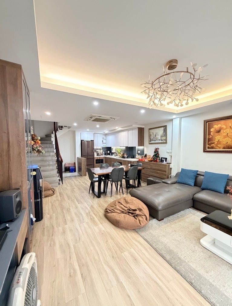 Bán nhà Huỳnh Thúc Kháng, ô tô tránh, vỉa hè kinh doanh sầm uất, kv dân trí cao, 56m2, giá chào 22,5 tỷ